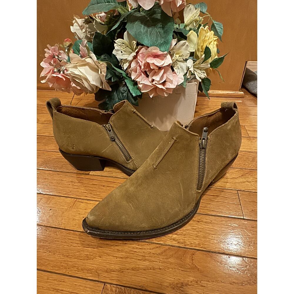 Frye Sacha Moto Shortie TAN SUEDE Cowboy Bootie 10 Retail $298 (BOTA300